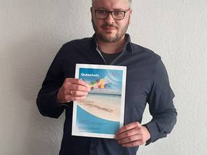 Jens Wolters mit dem Gutschein aus dem Preisausschreiben zur Leserwahl 2024