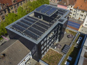 Das neue Faktenblatt zeigt, wie Photovoltaik auf Mehrparteienhäusern und gemeinschaftlich genutzten Gewerbegebäuden einfach umgesetzt werden kann.