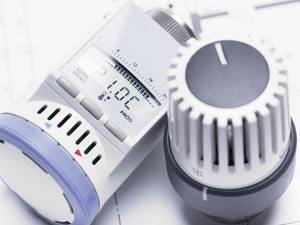 Wer herkömmliche durch digitale ­Thermostate ersetzt, kann Energie sparen – vor allem in Nichtwohngebäuden mit variierenden Nutzungszeiten