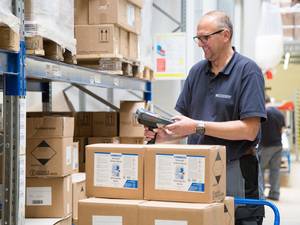 Generell sollten Gefahrstoffe in ihren Originalverpackungen aufbewahrt werden.