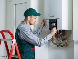 Ein Installateur überprüft eine Gastherme