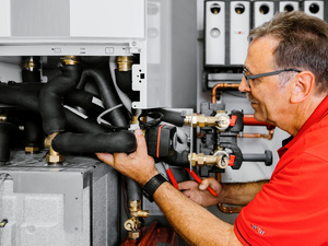 Wärmepumpe im Hybridbetrieb mit einem fossilen Heizsystem