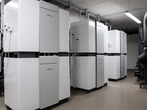 Die sechs Sole/Wasser-Wärmepumpen stellen fast 400 kW Heizleistung zur Verfügung. Als Wärmequelle dient die Abwärme der öffentlichen Abwasser-Druckleitung, die in der angrenzenden Straße verläuft.