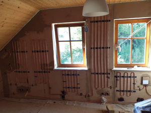 Mehr Behaglichkeit durch Solarthe﻿rmie, Wandheizung und Lehm