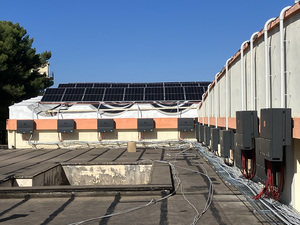 Solarstrom-Anlage auf stillgelegtem Industriegelände