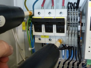 Im Oktober 2024 ist die neue DIN EN 50172; VDE 0108-100 für Sicherheitsbeleuchtungsanlagen erschienen.