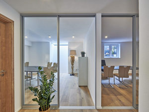 Lichtfluter (links) und Fenster mit Lichthof (rechts) können den Weg für Sonnenstrahlen in den Keller freimachen.