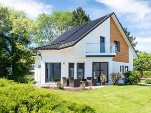 Sonnenenergiedach: Photovoltaik und Solarthermie als Effizienz-Duett