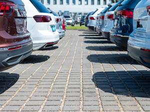 Fahrzeuge parken nebeneinander
