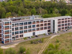Eiermannbau mit neuer Deckenstrahlheizung von Zehnder