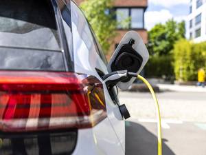Rückgang bei Elektroauto-Neuzulassungen, Ladeinfrastruktur wächst rasant