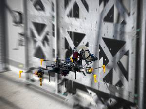 Testwand im "DroneHub" mit modularen Bauelementen für Versuche mit fliegenden Baurobotern.