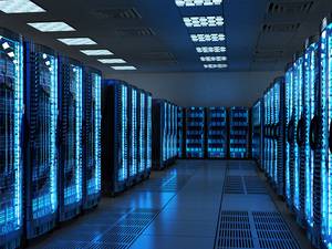 Gang eines Rechenzentrums mit Server-Schränken