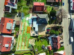Villa mit V-Graben: Referenzprojekt Zweifamilienhaus mit Ferienwohnung in Mössingen