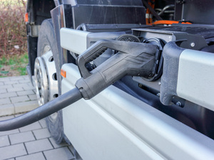 Knapp zwei Millionen E-Autos und erstmals über 100.000 E-Lkw auf Deutschlands Straßen