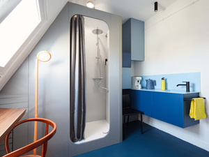 Pariser Dachkammer wird zum Mini-Appartement mit Duschkapsel