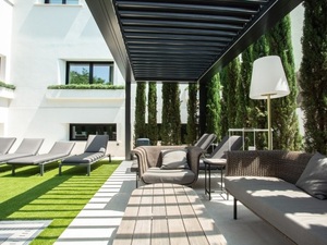 KE gestaltet Pool-Lounge und Dachterrasse einer Villa in Madrid