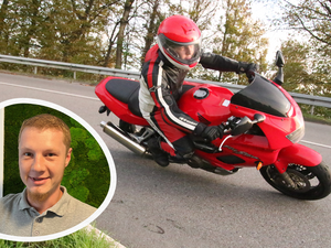 Leserwahl-Gewinnspielgewinner Michael Schmid auf seinem Motorrad
