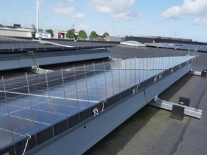 RoofTech schützt Photovoltaik-Großanlagen vor Vögeln