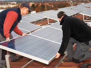 So lassen sich Solarstromanlagen auf Trapezdächern befestigen
