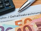Geldscheine und eine Lohnabrechnung