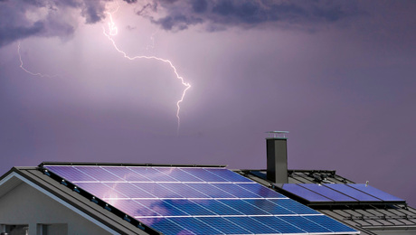 Dach-PV-Anlagen vor Blitzen und Überspannungen schützen