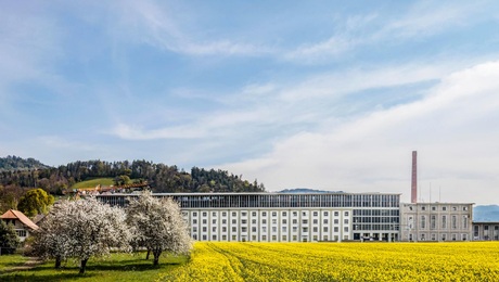 Kühlen ohne Zugluft und Lärm: Deckenstrahlplatten als Alternative zur Klimaanlage